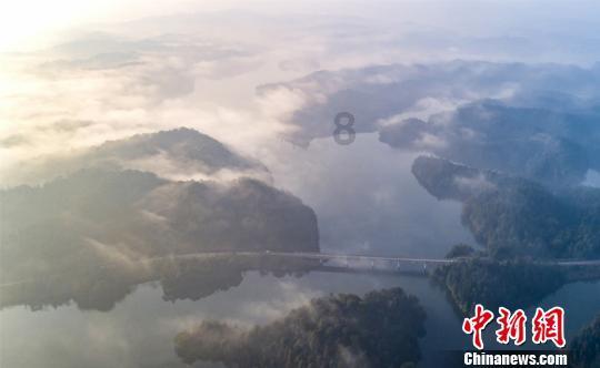 很多家庭为了老人健康，尽量让他们少吃油，这种做法是对的吗？为何？